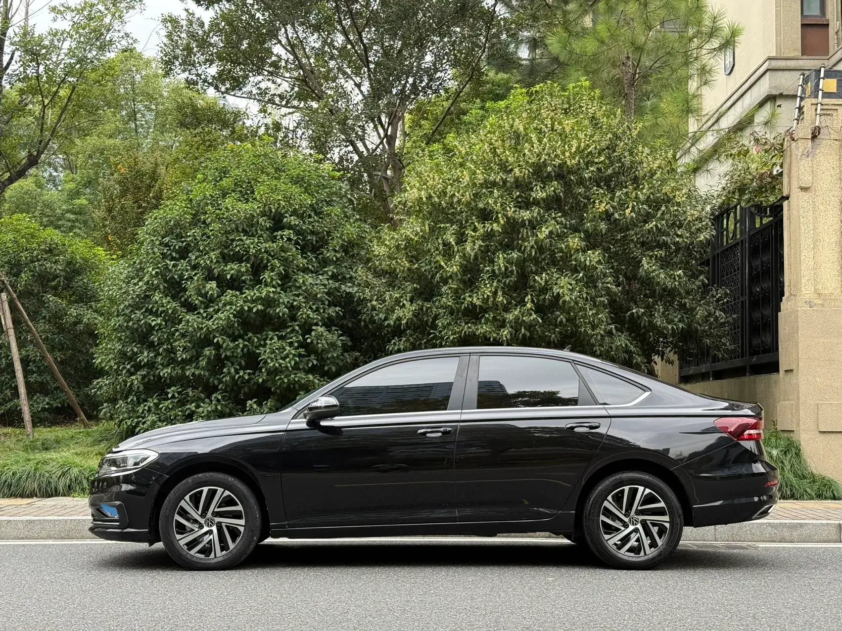 2021 VOLKSWAGEN LAVIDA thumbnail 3