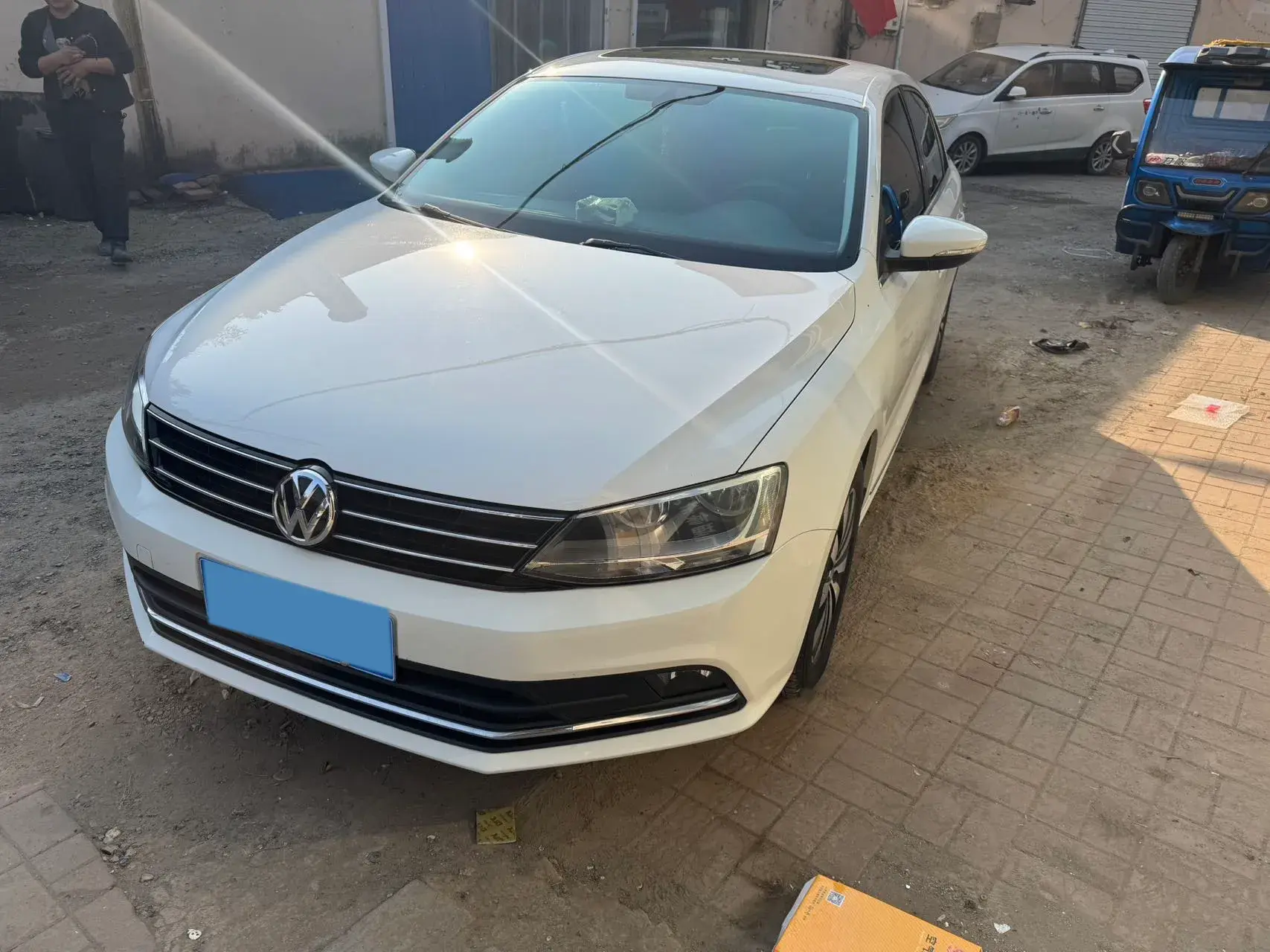 2018 VOLKSWAGEN SAGITAR view 1