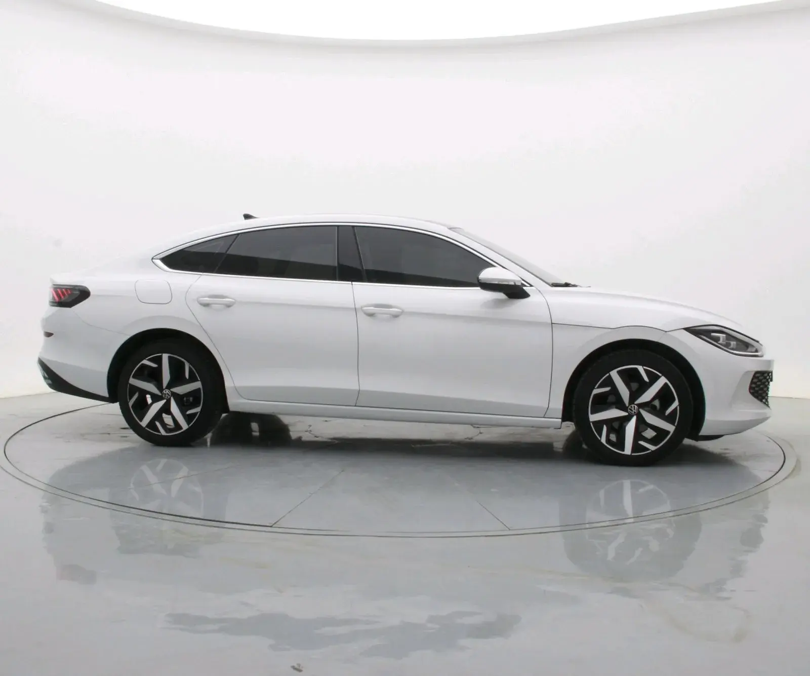 2024 VOLKSWAGEN LAMANDO thumbnail 2