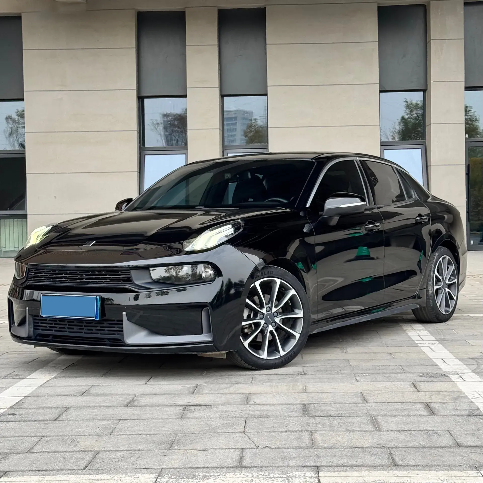 2019 LYNK&CO 03 view 1