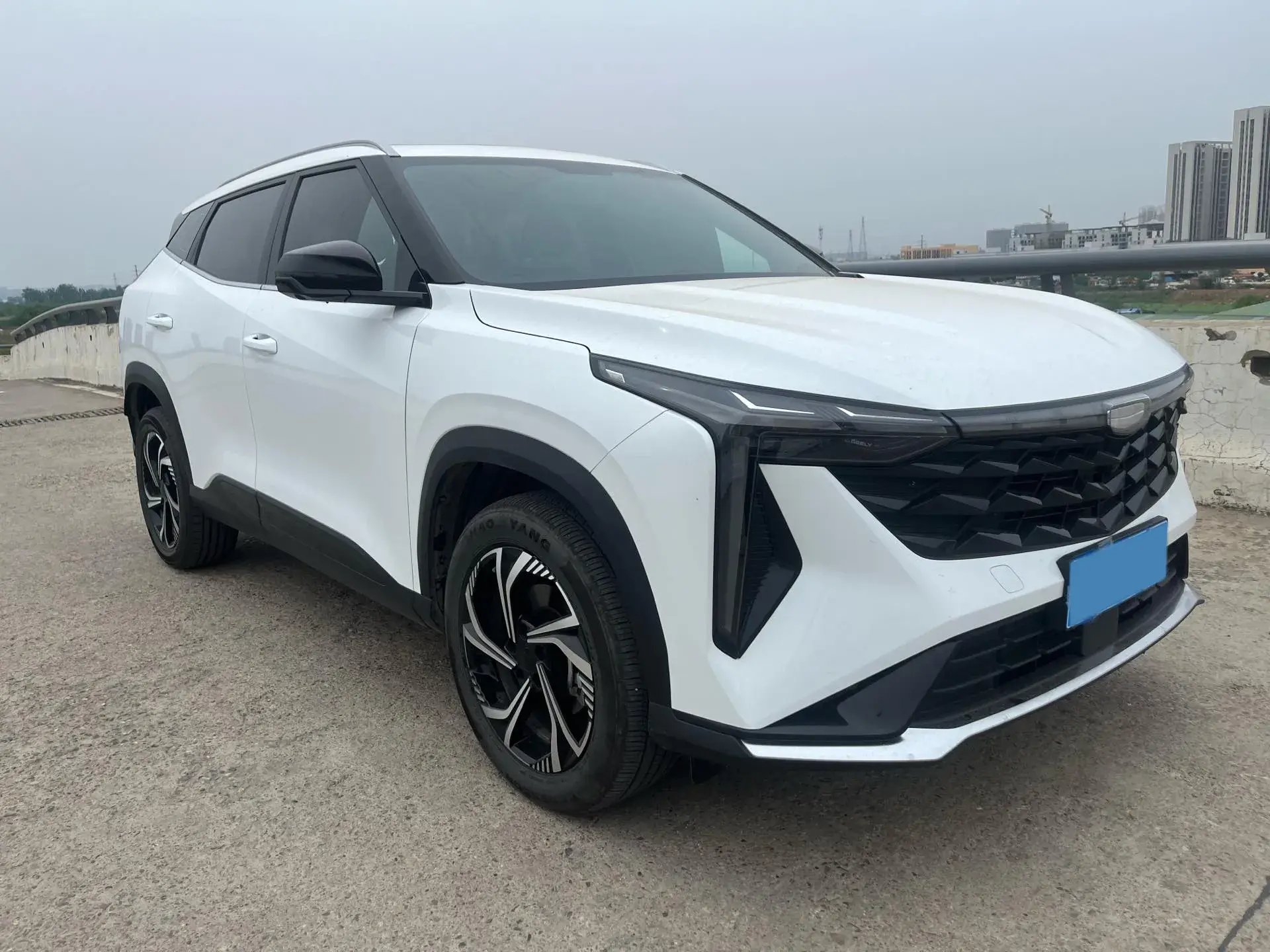 2023 GEELY AZKARRA thumbnail 3