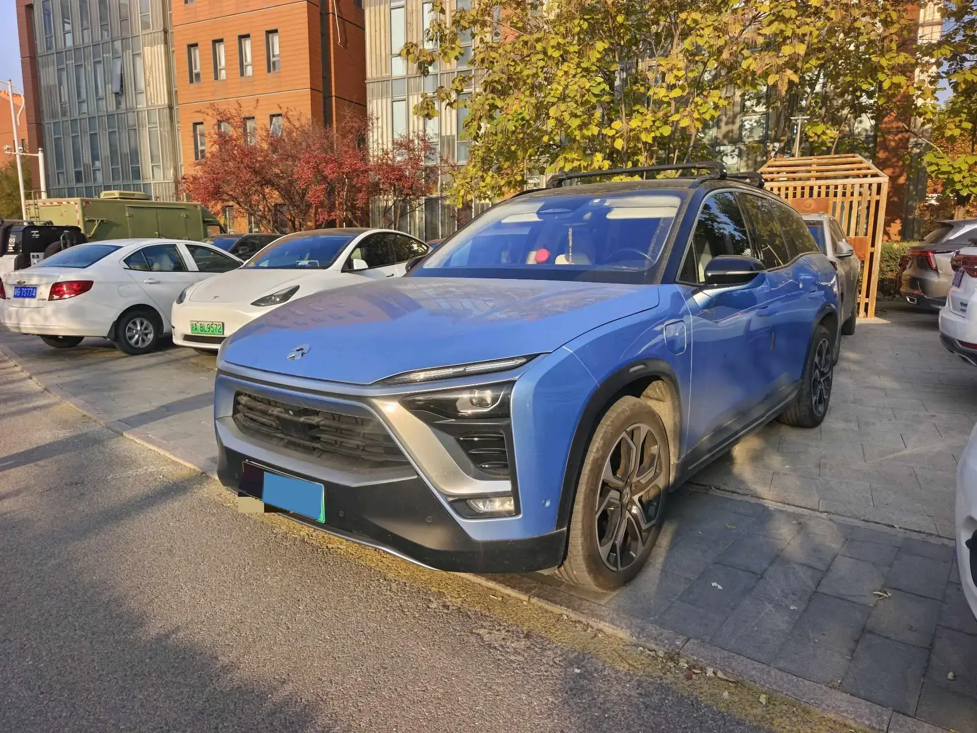 2018 NIO ES8 view 1