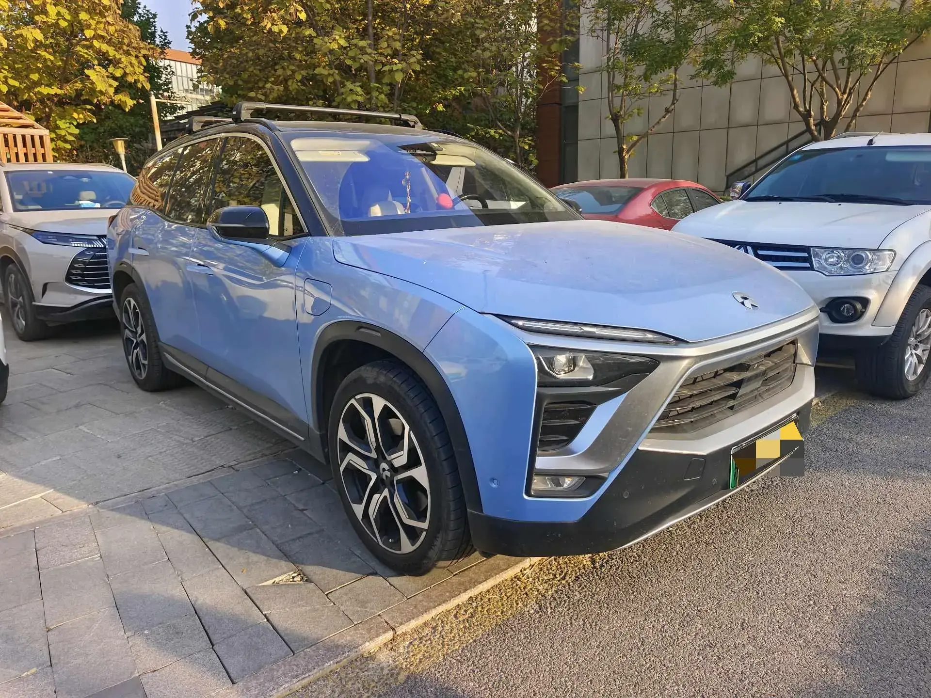 2018 NIO ES8 thumbnail 3