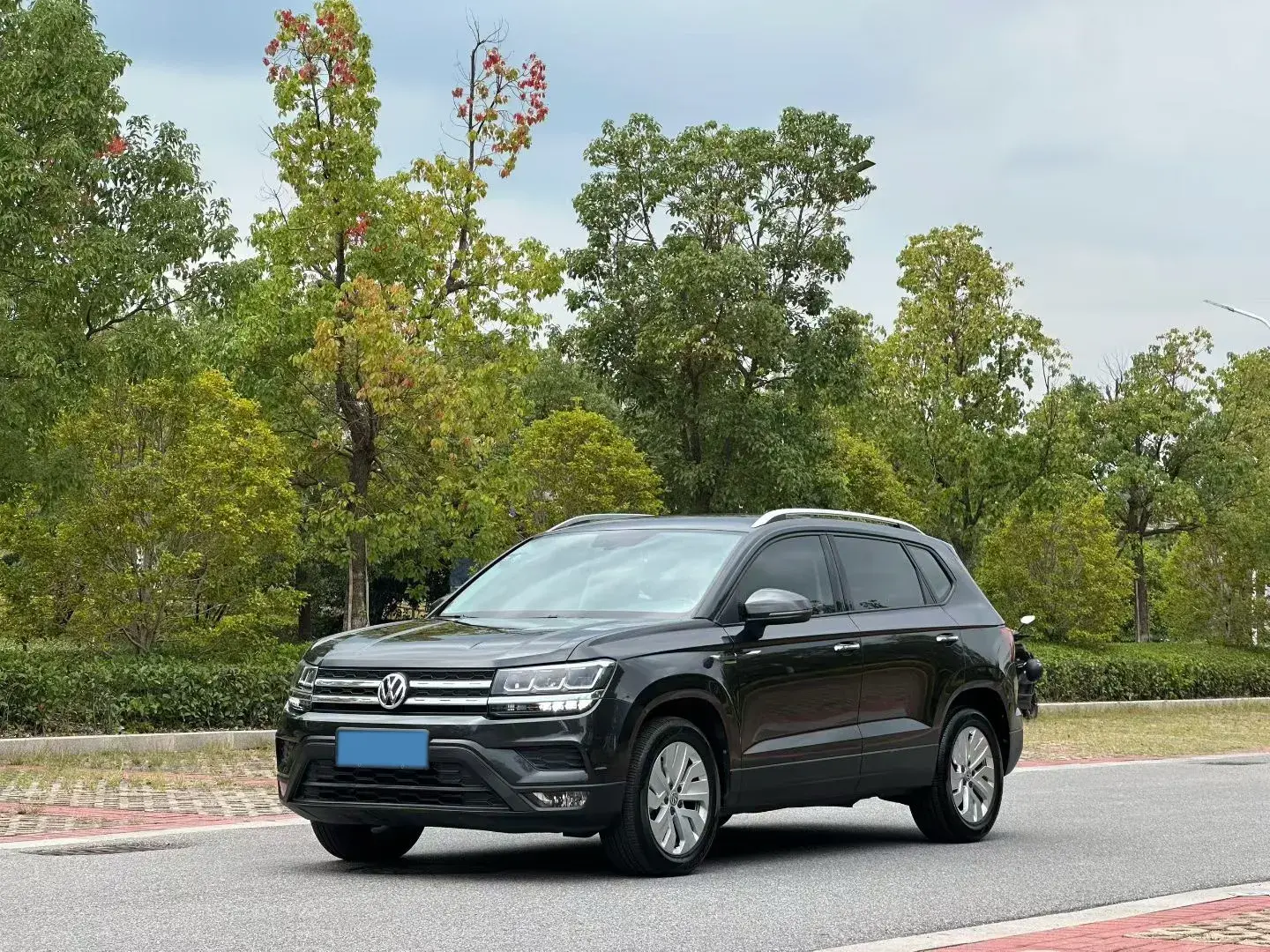 2019 VOLKSWAGEN THARU view 1