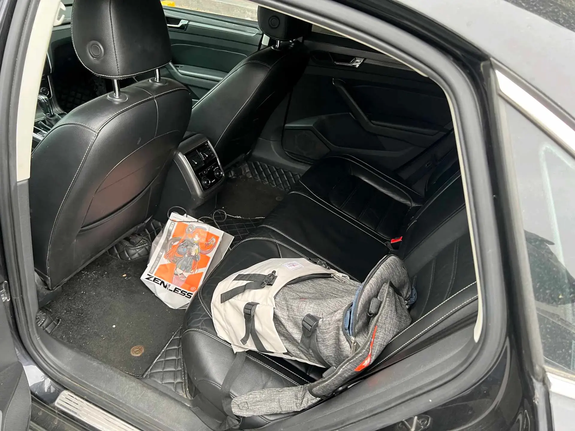 2017 VOLKSWAGEN PASSAT thumbnail 3