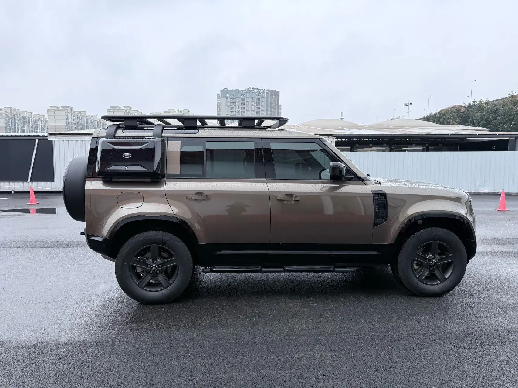 2023 LAND ROVER thumbnail 4