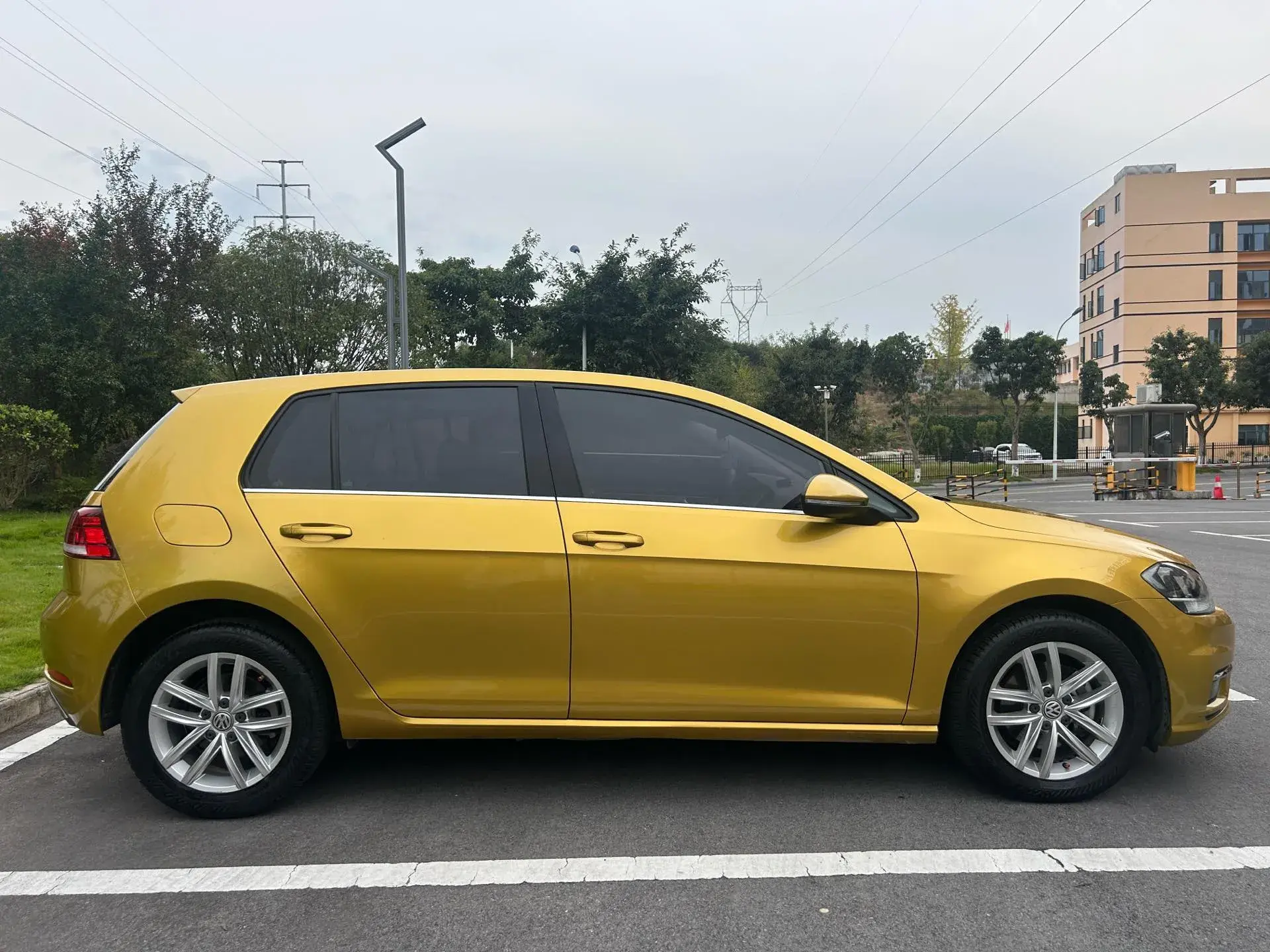 2018 VOLKSWAGEN GOLF thumbnail 4