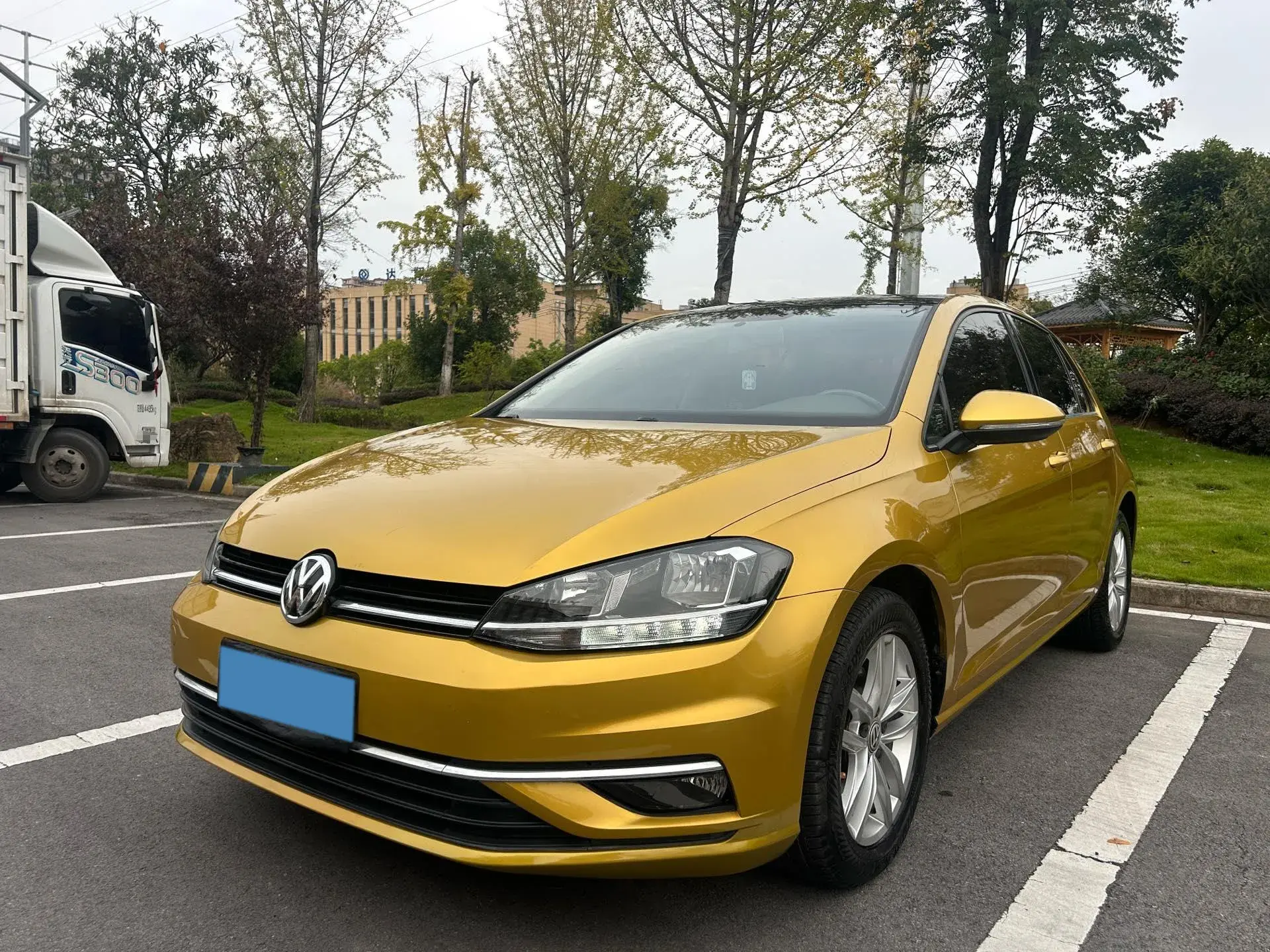 2018 VOLKSWAGEN GOLF view 1