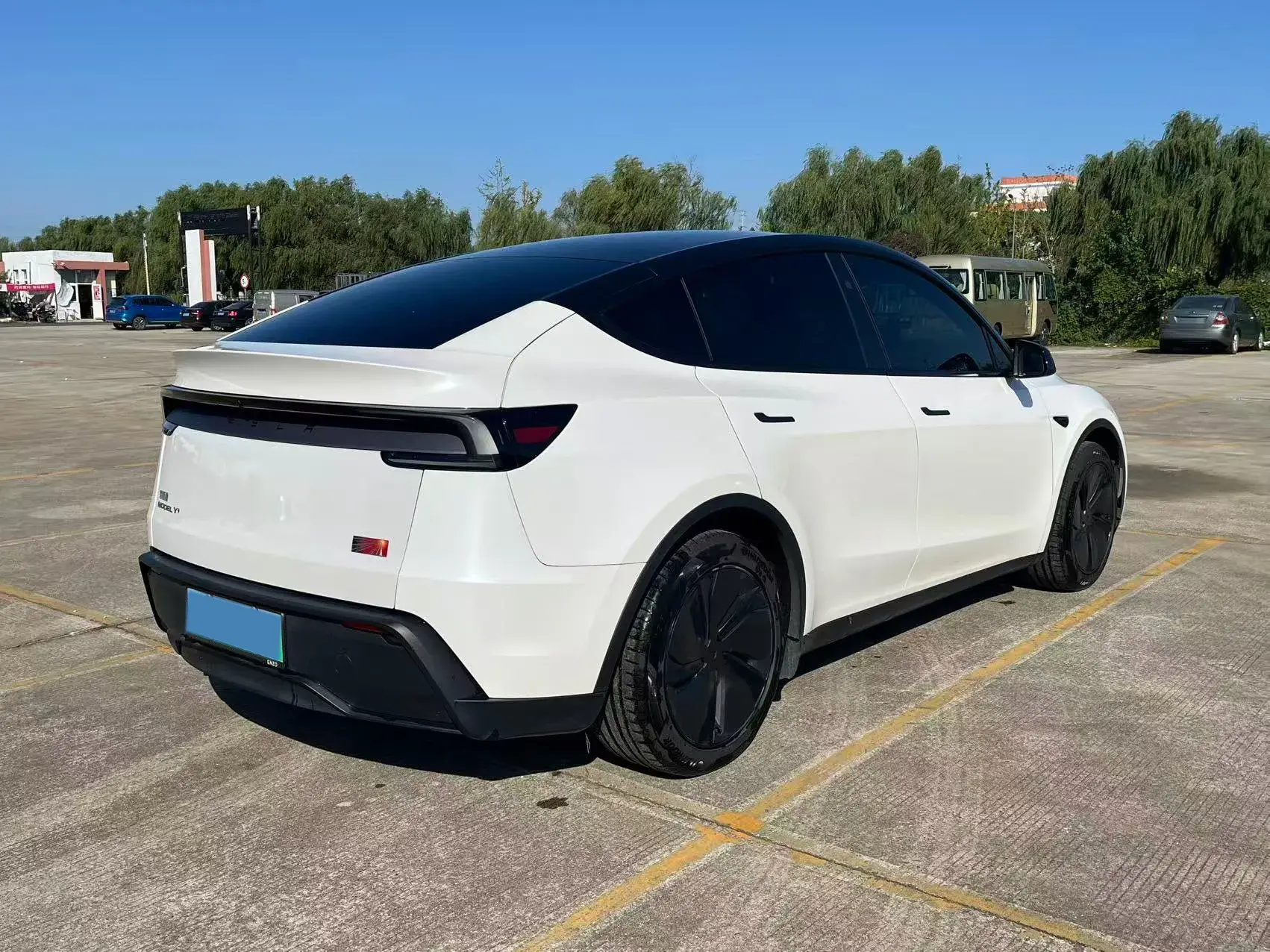 2025 TESLA MODEL thumbnail 4