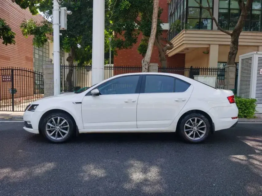 2019 SKODA OCTAVIA thumbnail 3