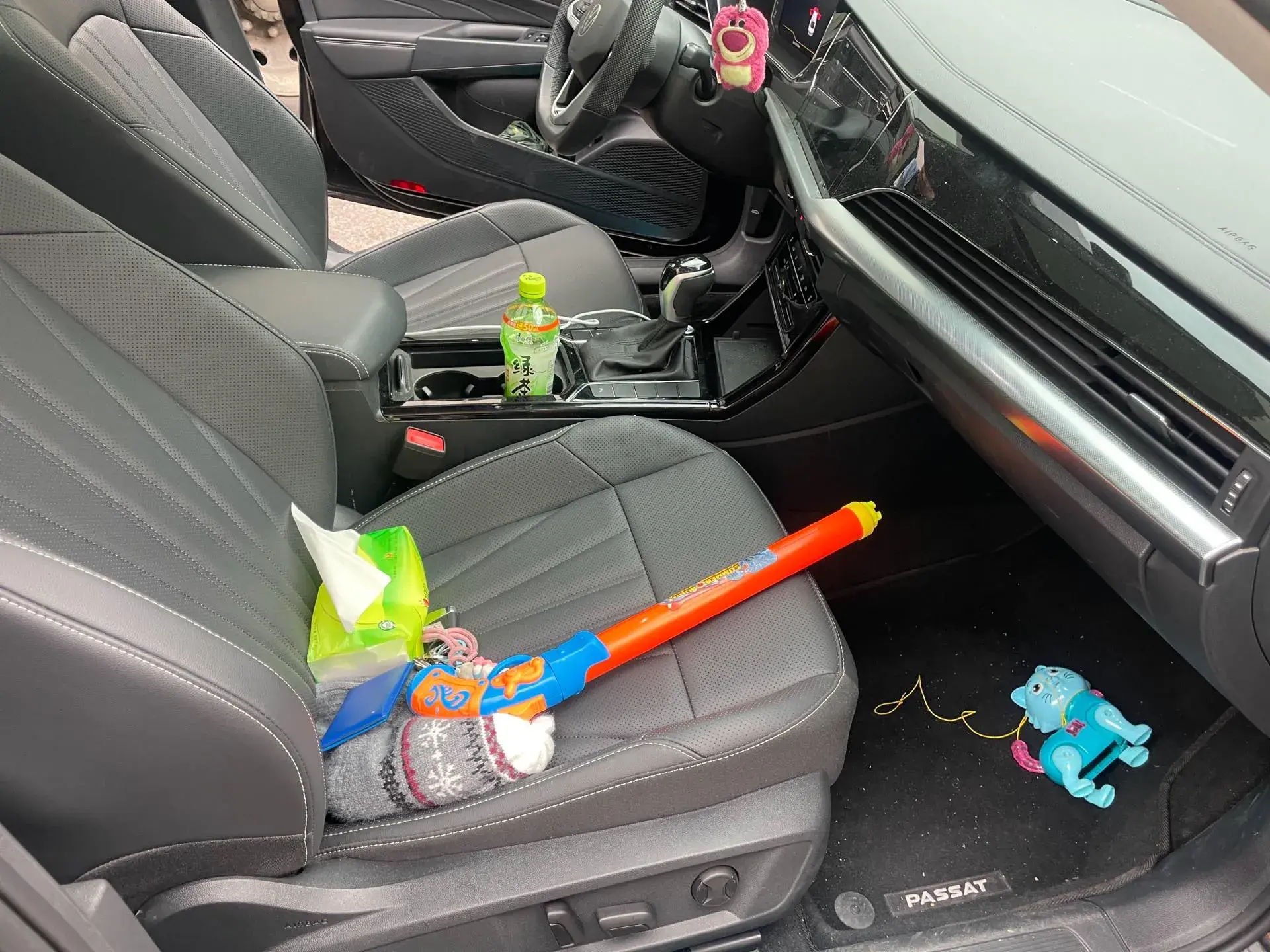 2025 VOLKSWAGEN PASSAT thumbnail 4