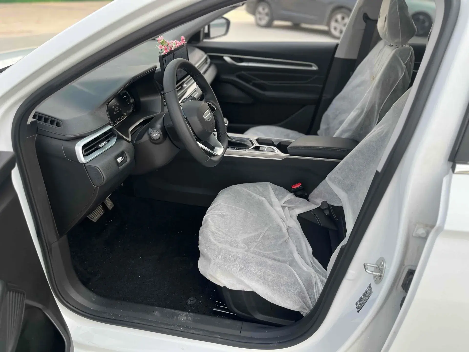 2025 GEELY EMGRAND thumbnail 3