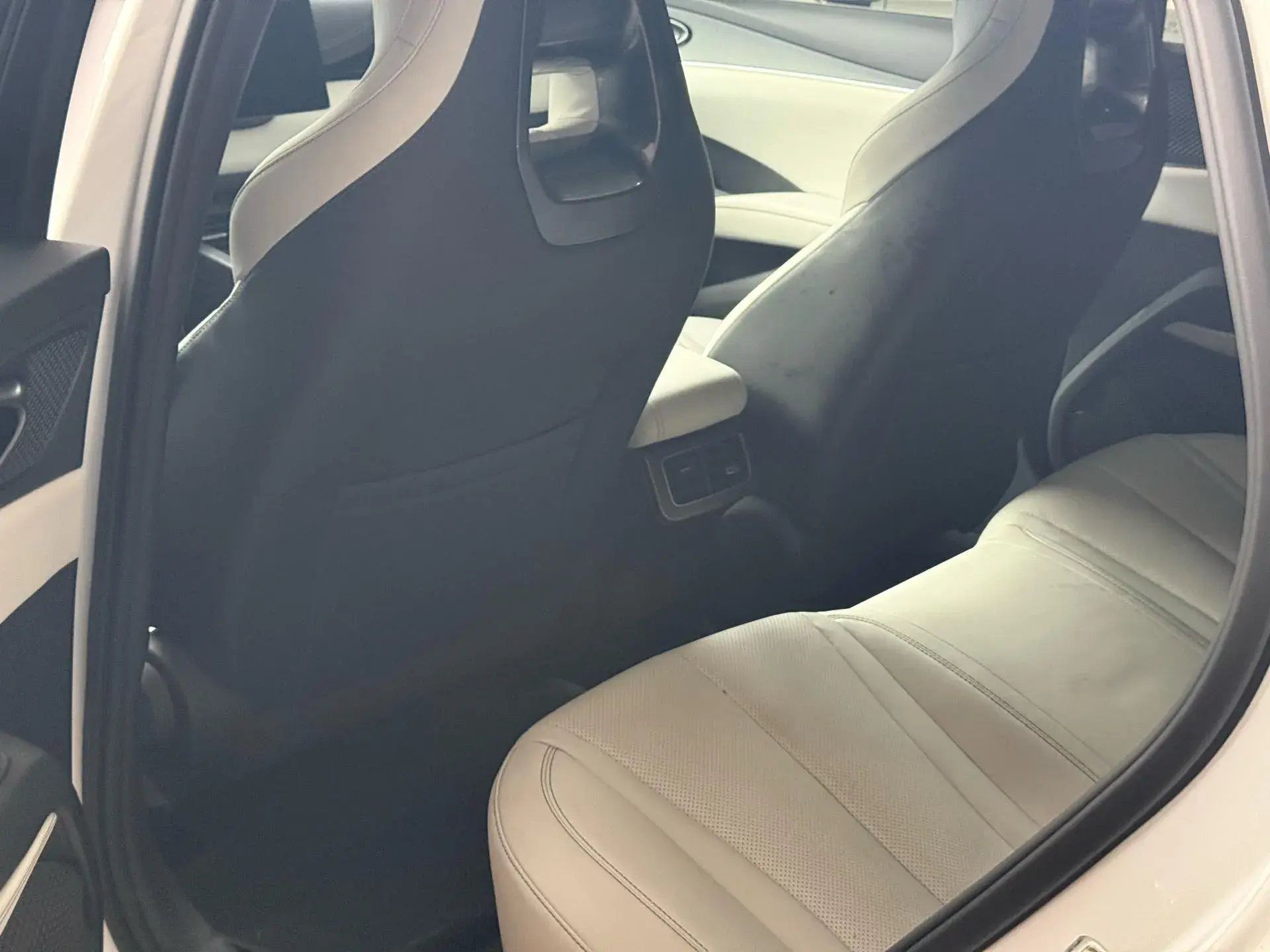 2025 BYD SEAL thumbnail 4