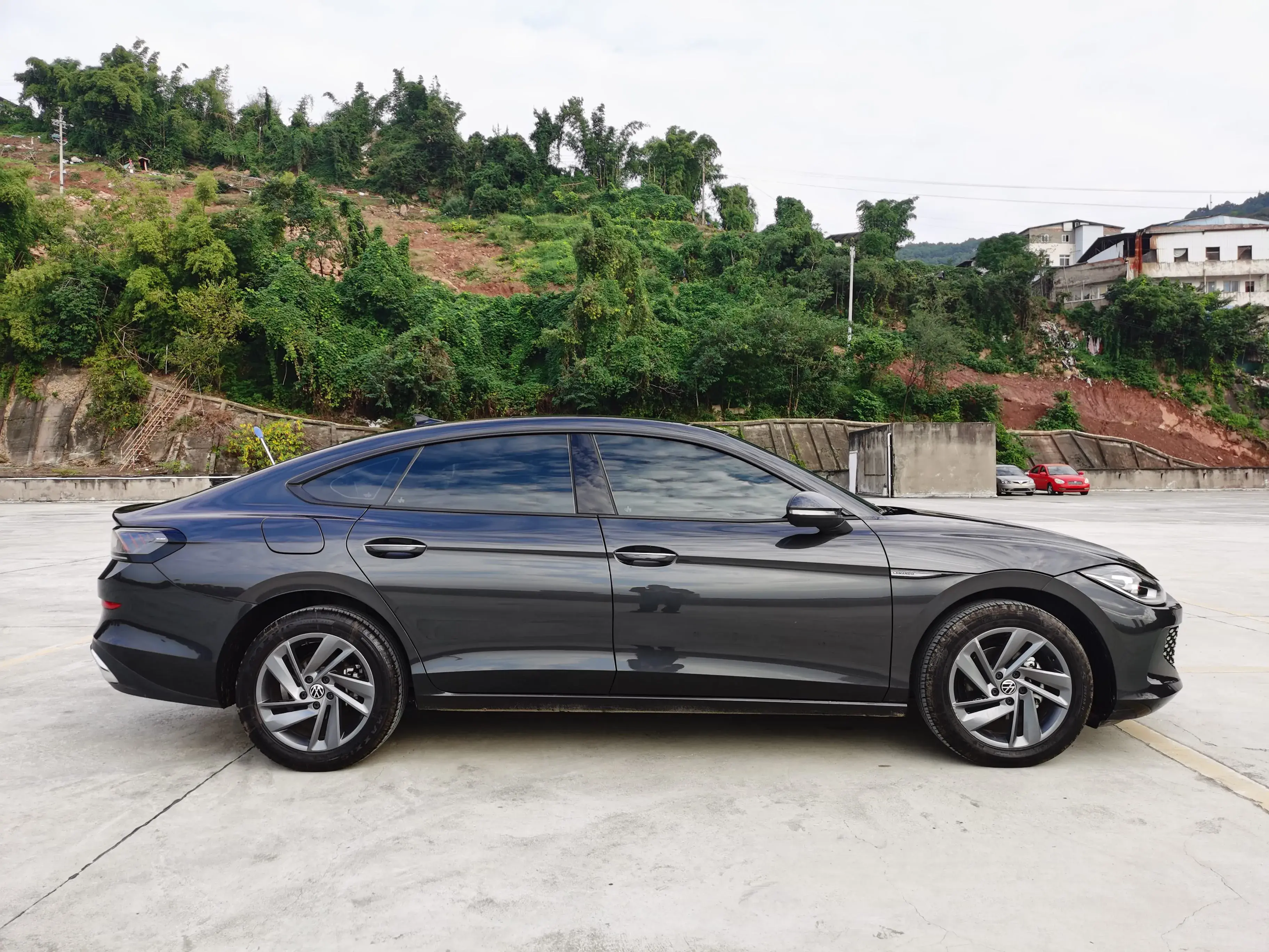 2024 VOLKSWAGEN LAMANDO thumbnail 3