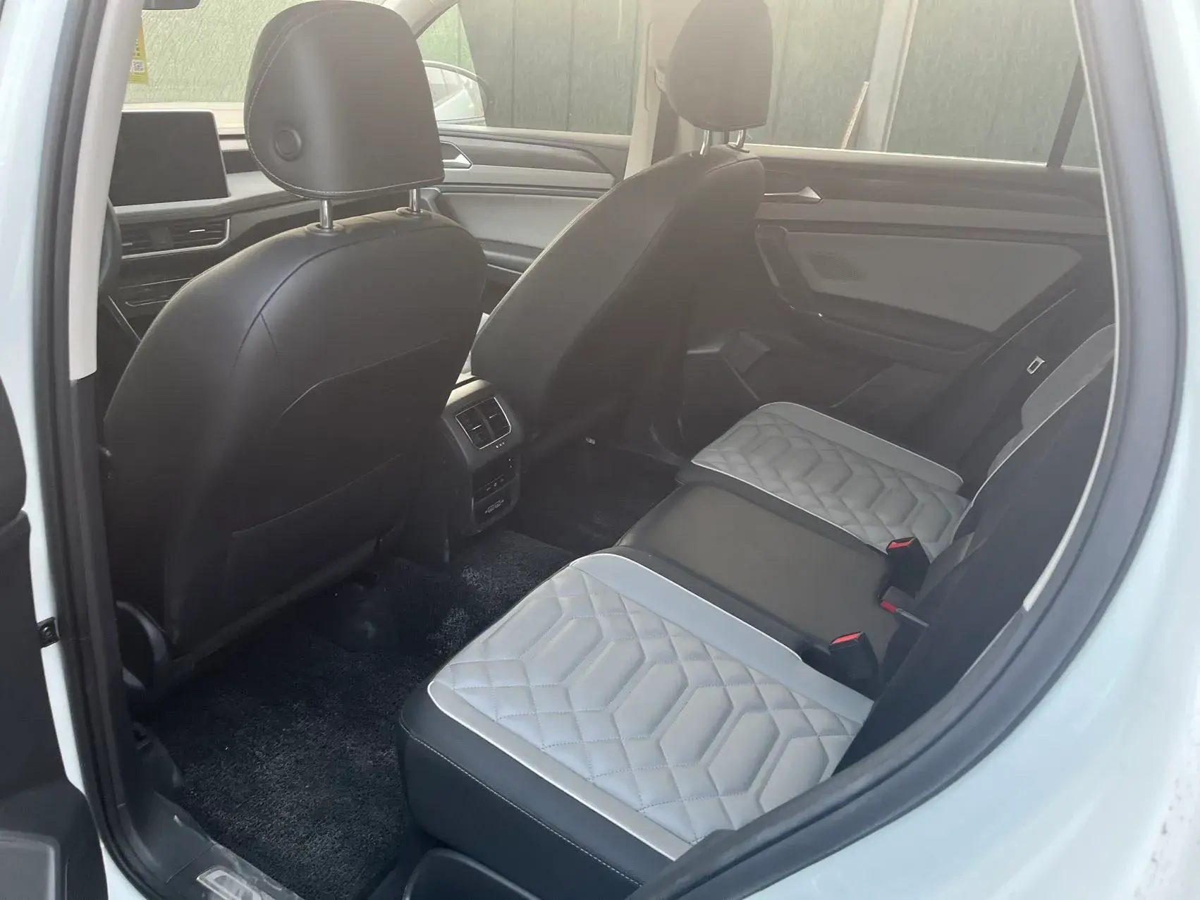 2023 VOLKSWAGEN TAYRON thumbnail 3