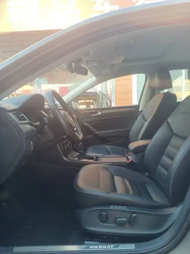 2017 VOLKSWAGEN PASSAT thumbnail 4