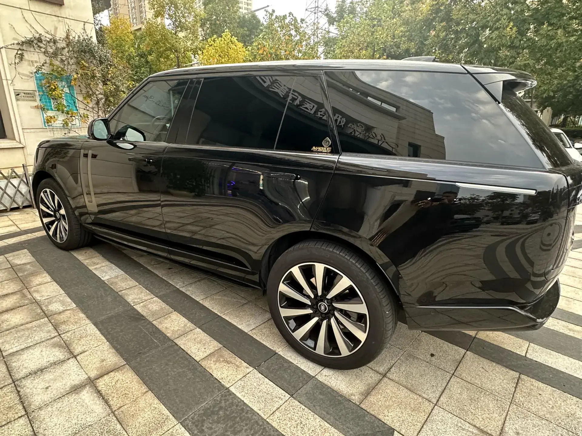 2024 LAND ROVER thumbnail 4