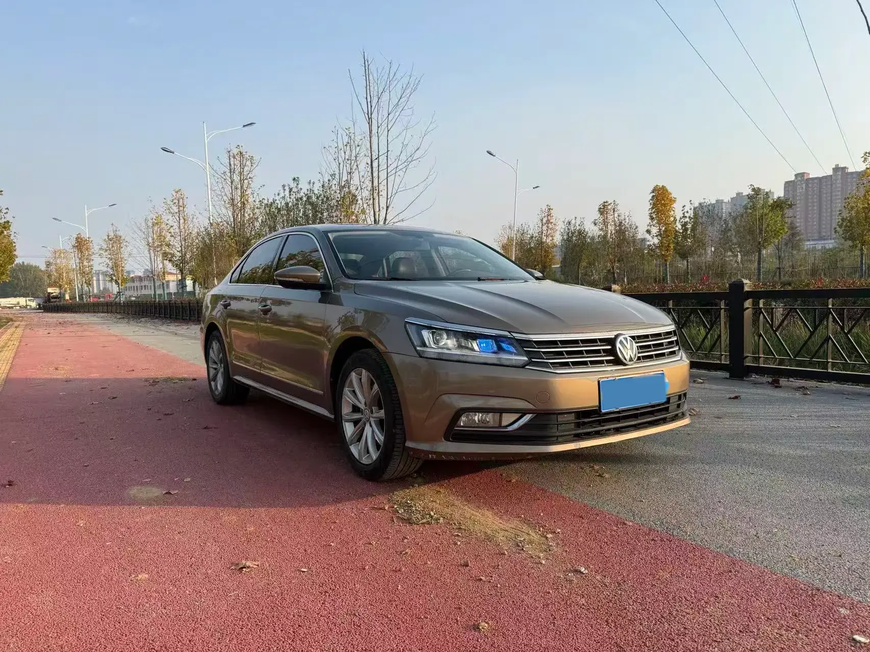 2016 VOLKSWAGEN PASSAT thumbnail 3