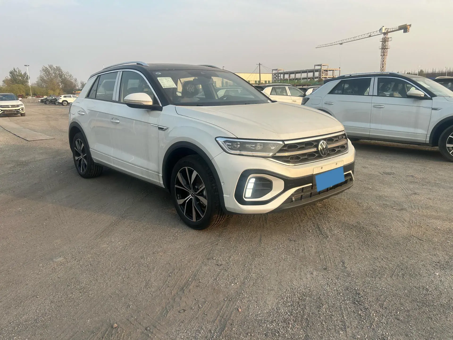 2025 VOLKSWAGEN T-ROC thumbnail 3