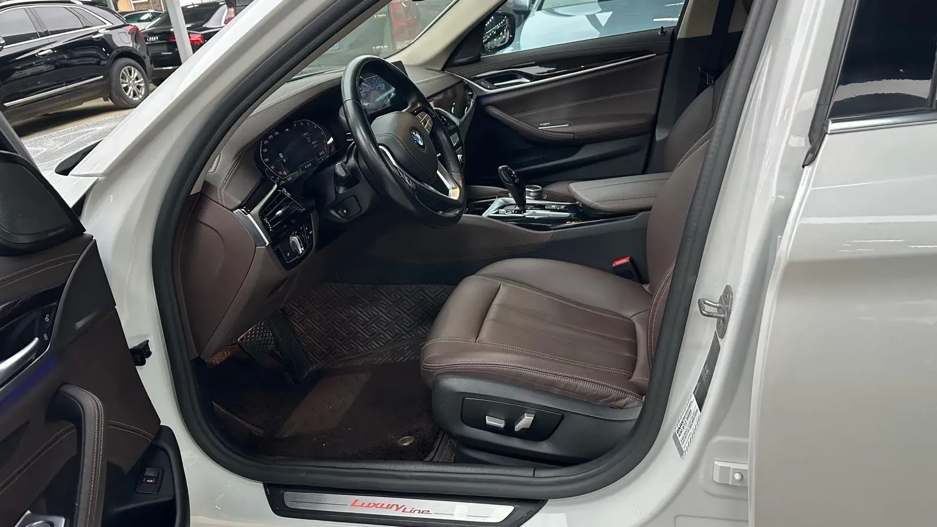 2020 BMW 5 thumbnail 4