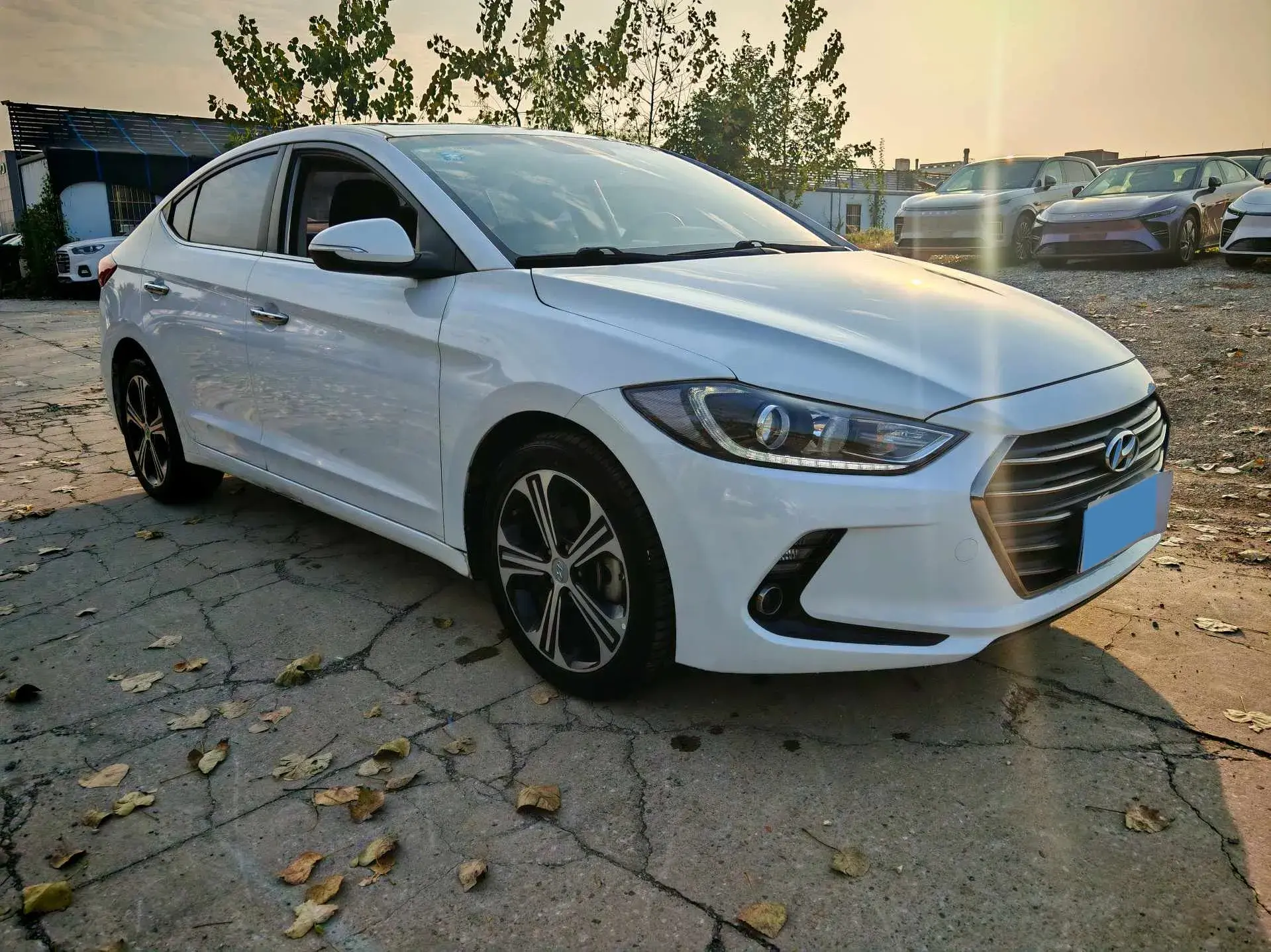 2018 HYUNDAI ELANTRA thumbnail 3