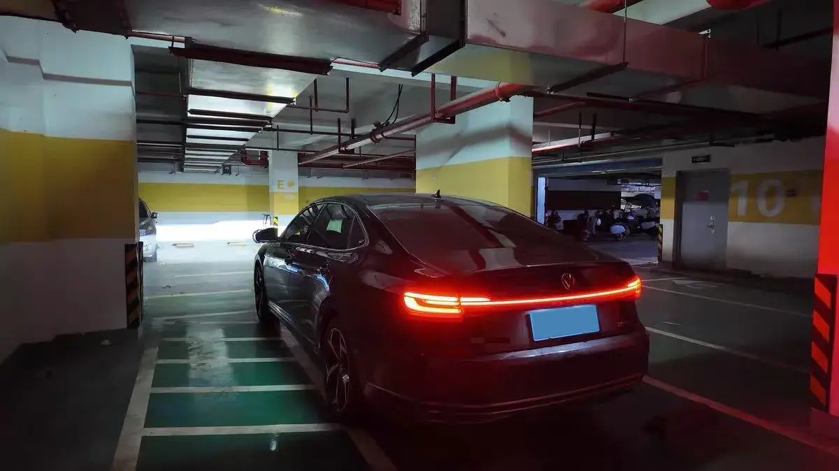 2024 VOLKSWAGEN PASSAT thumbnail 3