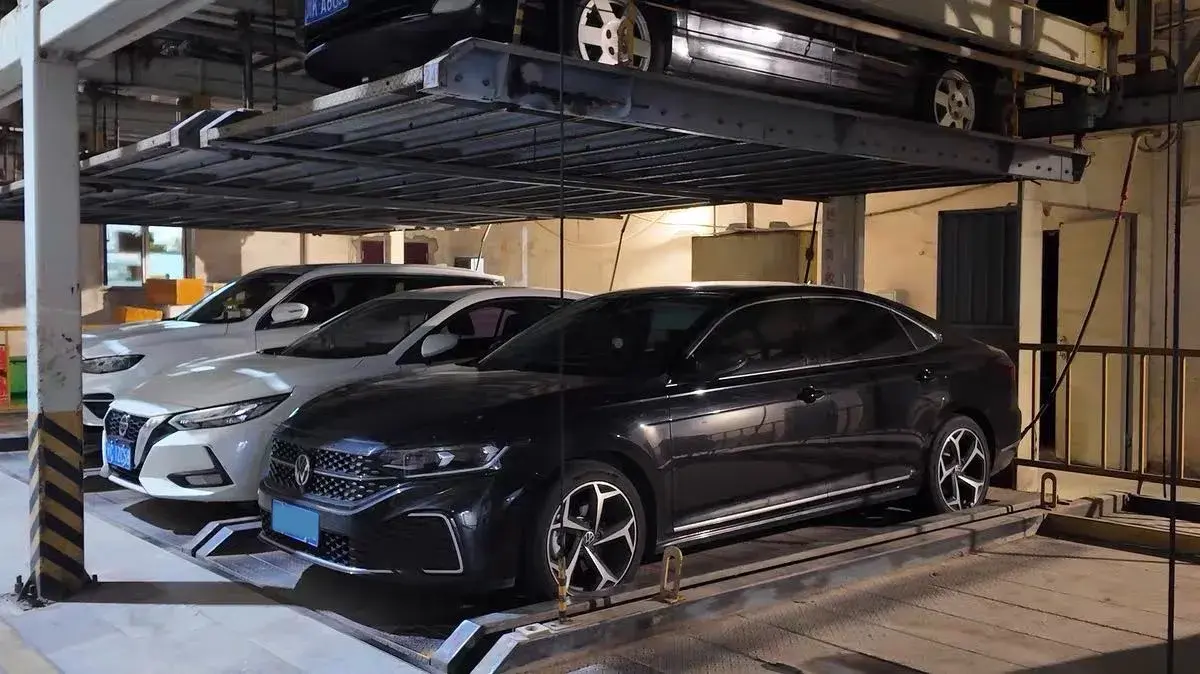 2024 VOLKSWAGEN PASSAT view 1