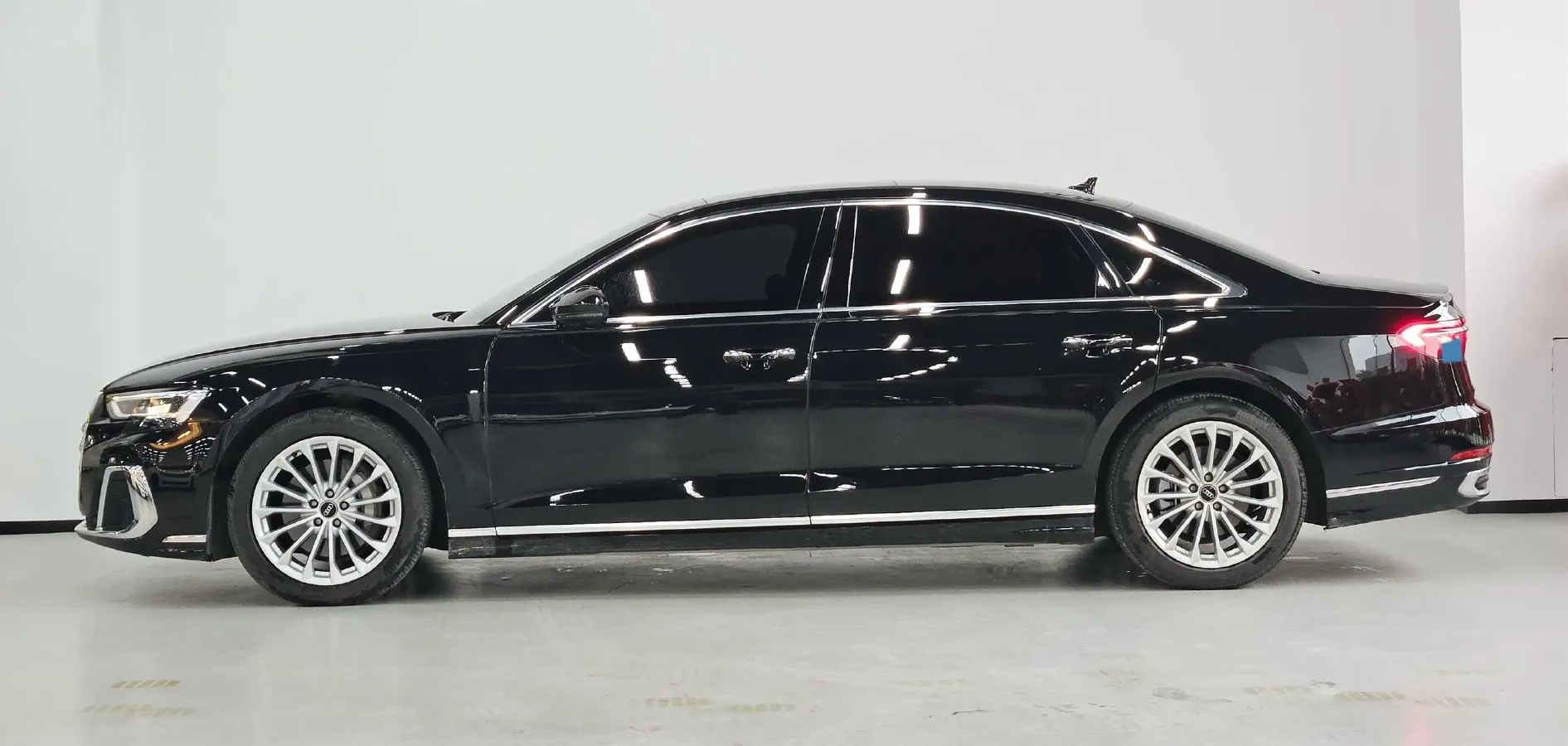 2023 Audi A8 2.0T 265HP L4 8AT,autocango,china used car exporter,china ev exporter,chinese used car exporter,chinese used ev exporter