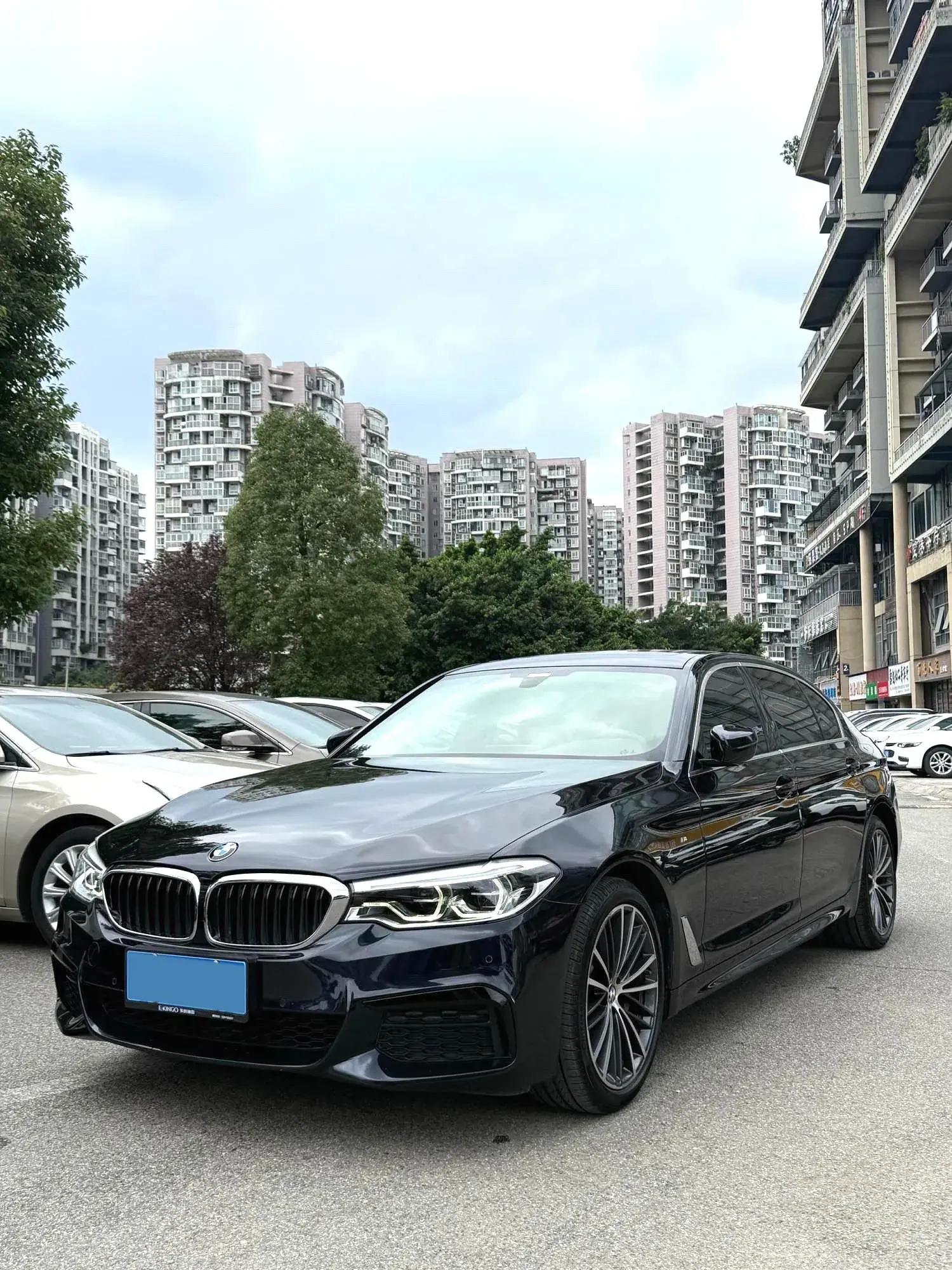 2020 BMW 5 view 1