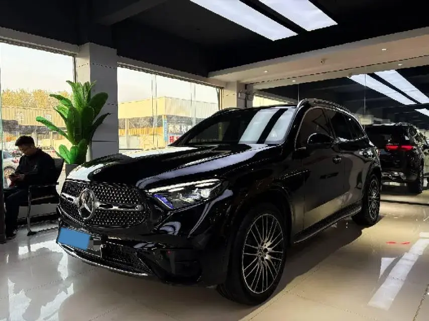 2023 MERCEDES-BENZ GLC view 1