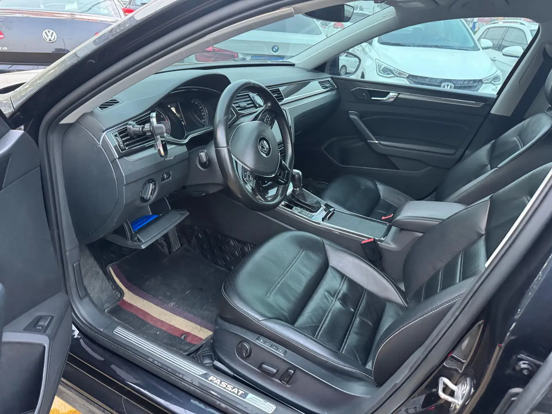 2017 VOLKSWAGEN PASSAT thumbnail 3