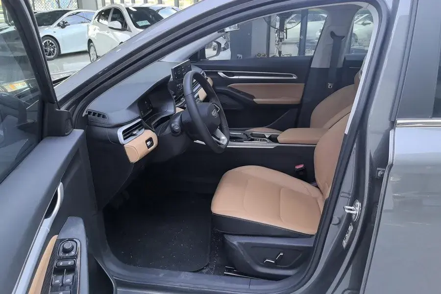 2025 GEELY EMGRAND thumbnail 4