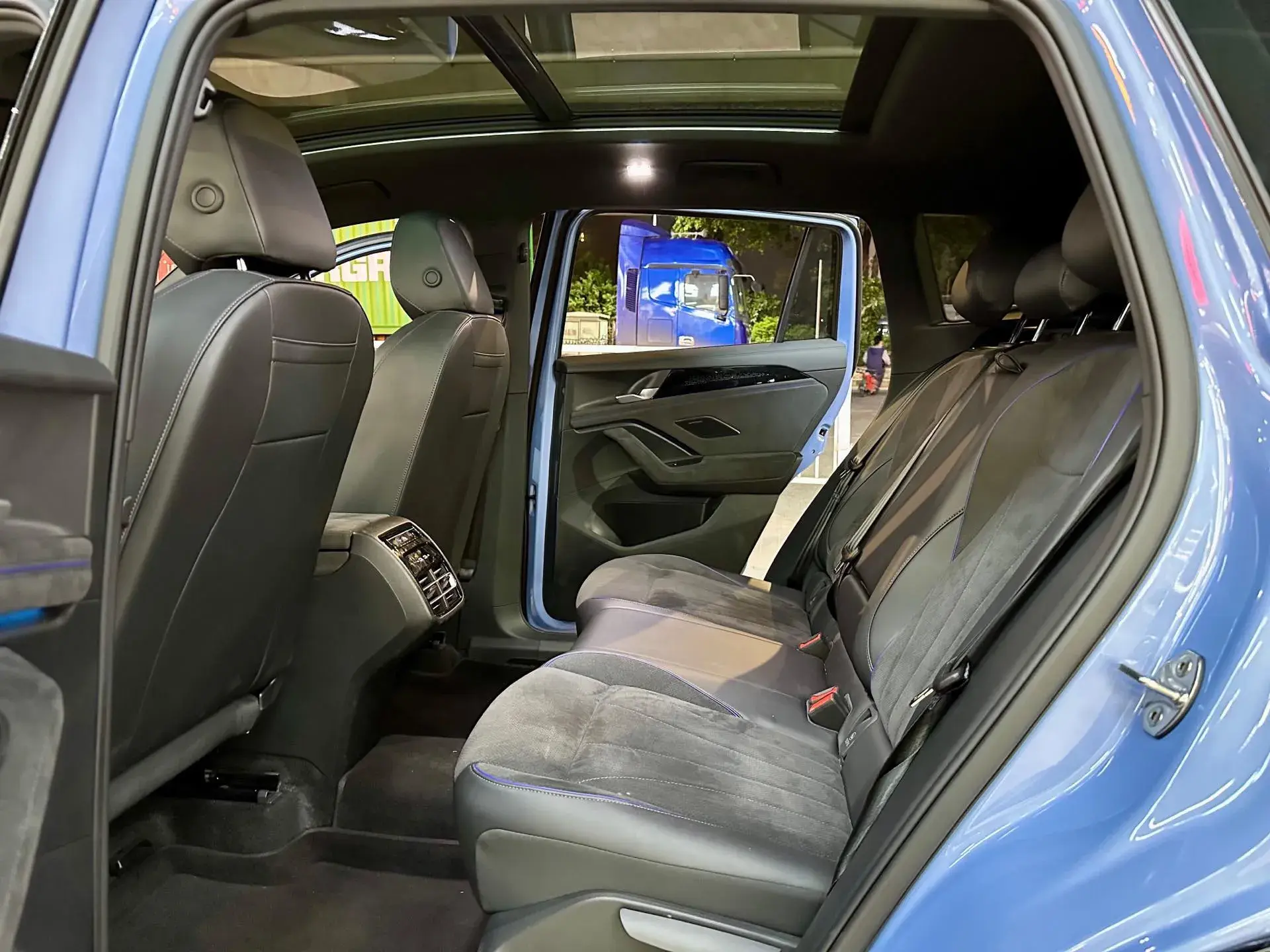 2024 VOLKSWAGEN TIGUAN thumbnail 4