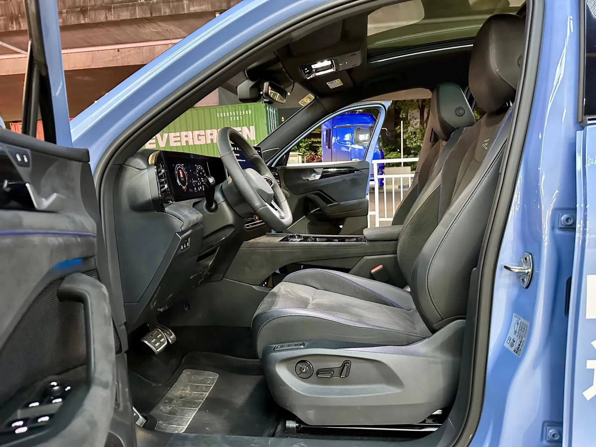 2024 VOLKSWAGEN TIGUAN thumbnail 3