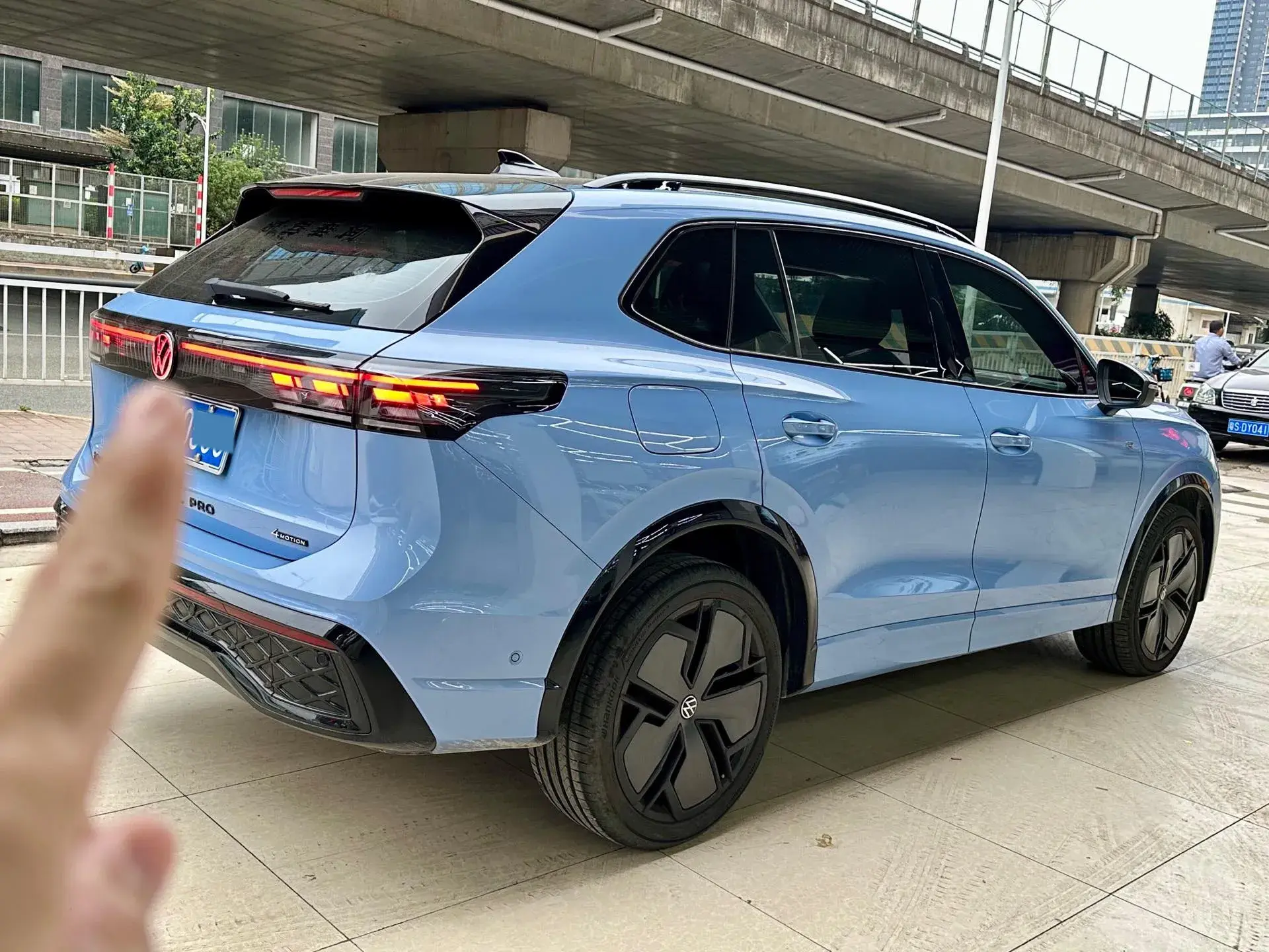 2024 VOLKSWAGEN TIGUAN thumbnail 2