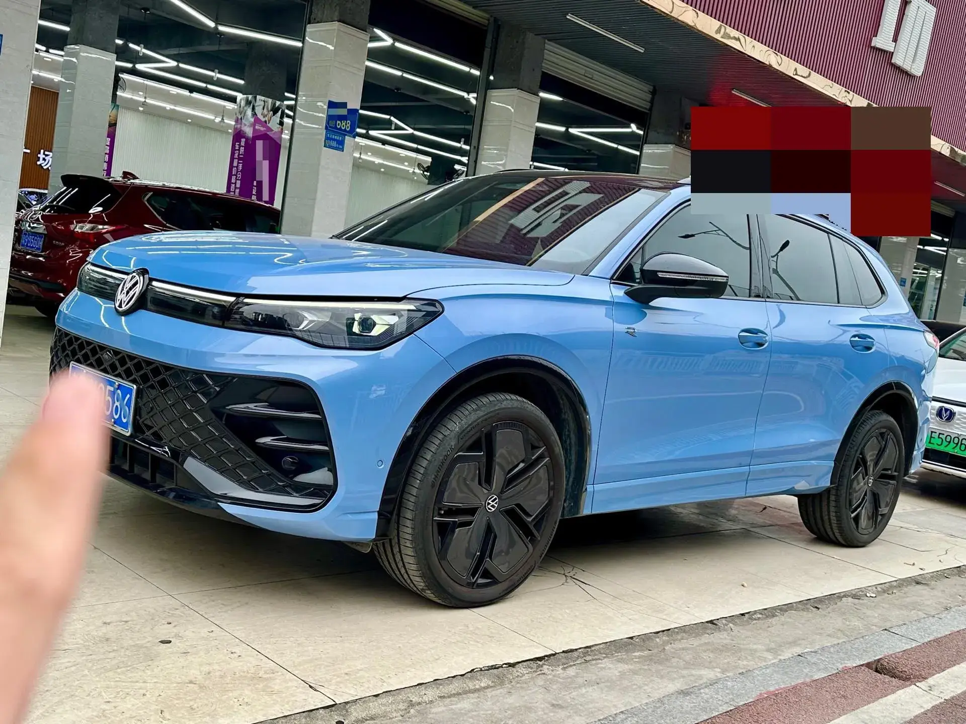 2024 VOLKSWAGEN TIGUAN view 1