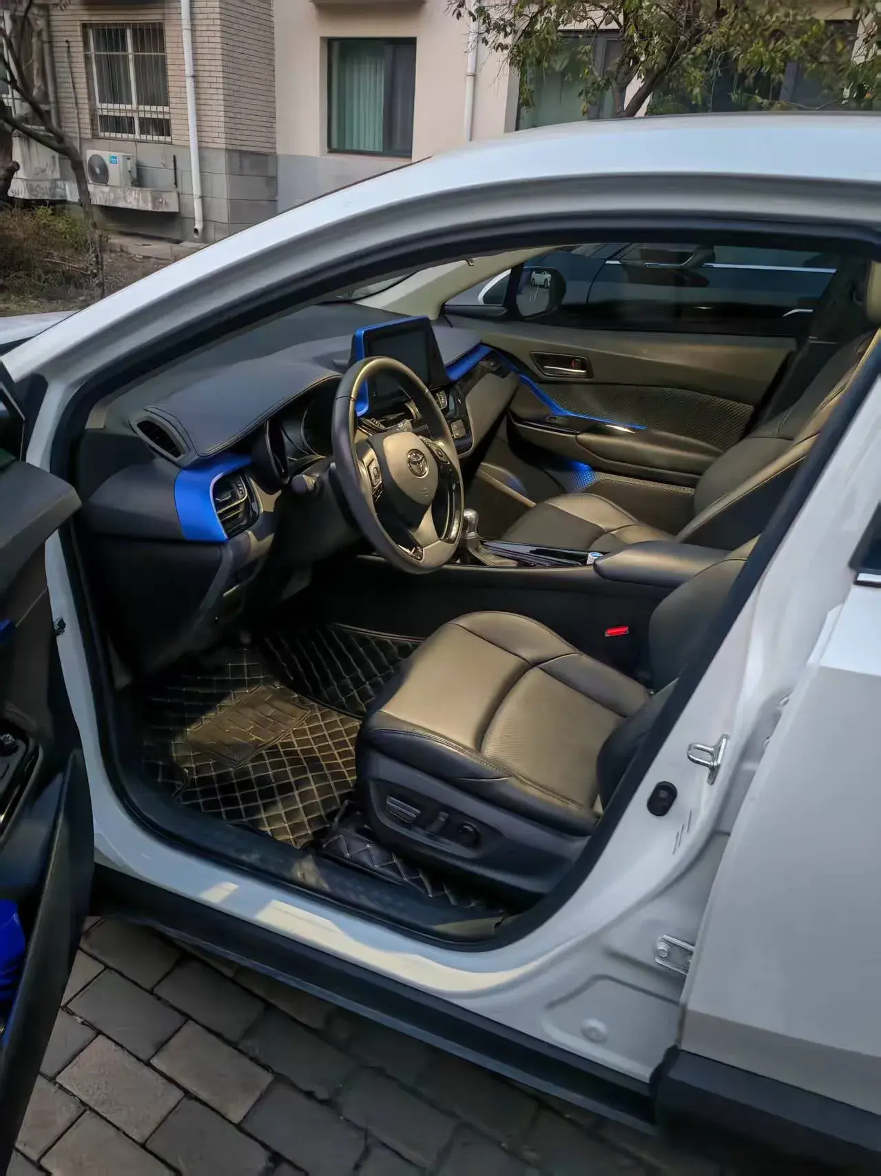 2022 TOYOTA C-HR thumbnail 3