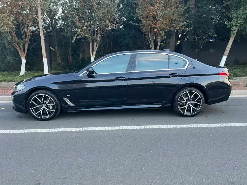 2022 BMW 5 thumbnail 3