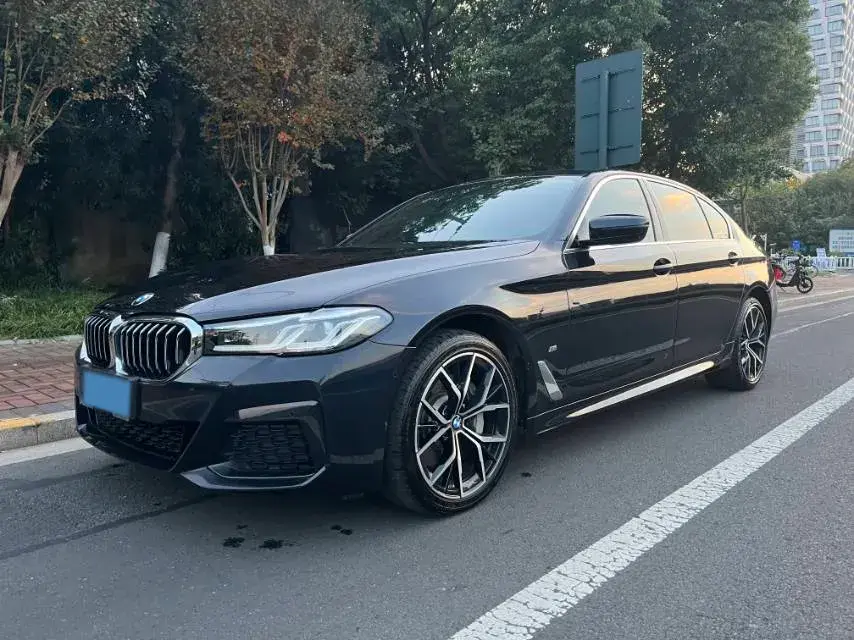 2022 BMW 5 view 1