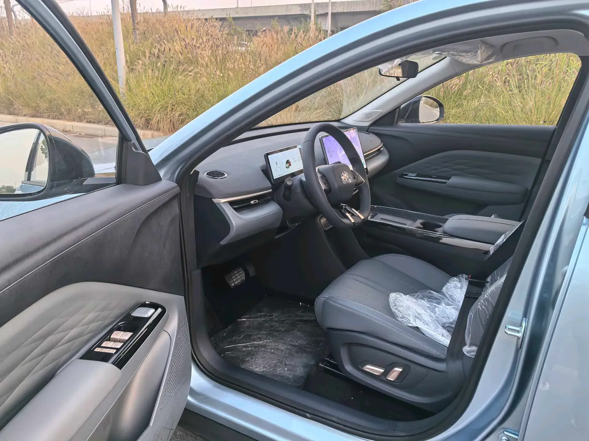 2025 ARCFOX T1 thumbnail 4