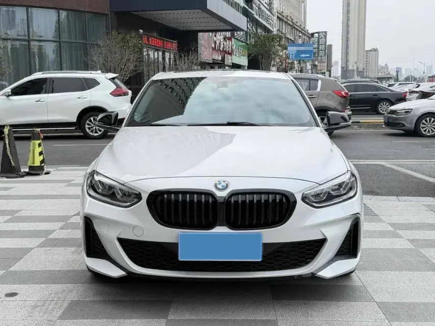 2022 BMW 1 thumbnail 3