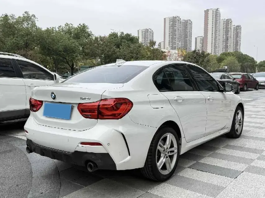 2022 BMW 1 thumbnail 4