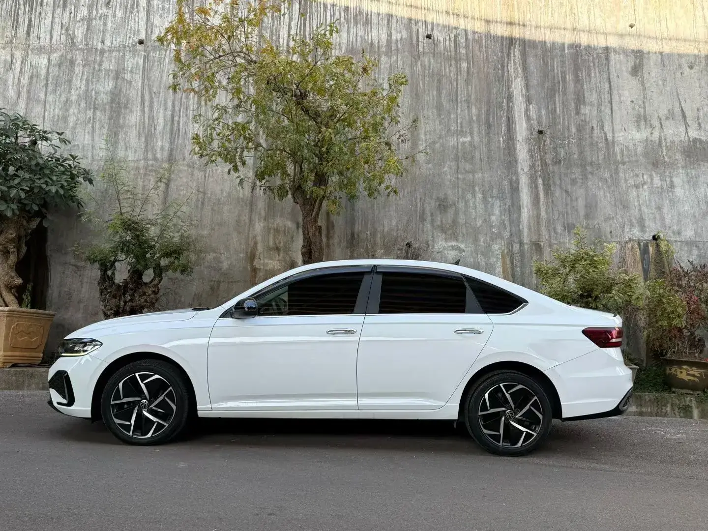 2023 VOLKSWAGEN LAVIDA thumbnail 3