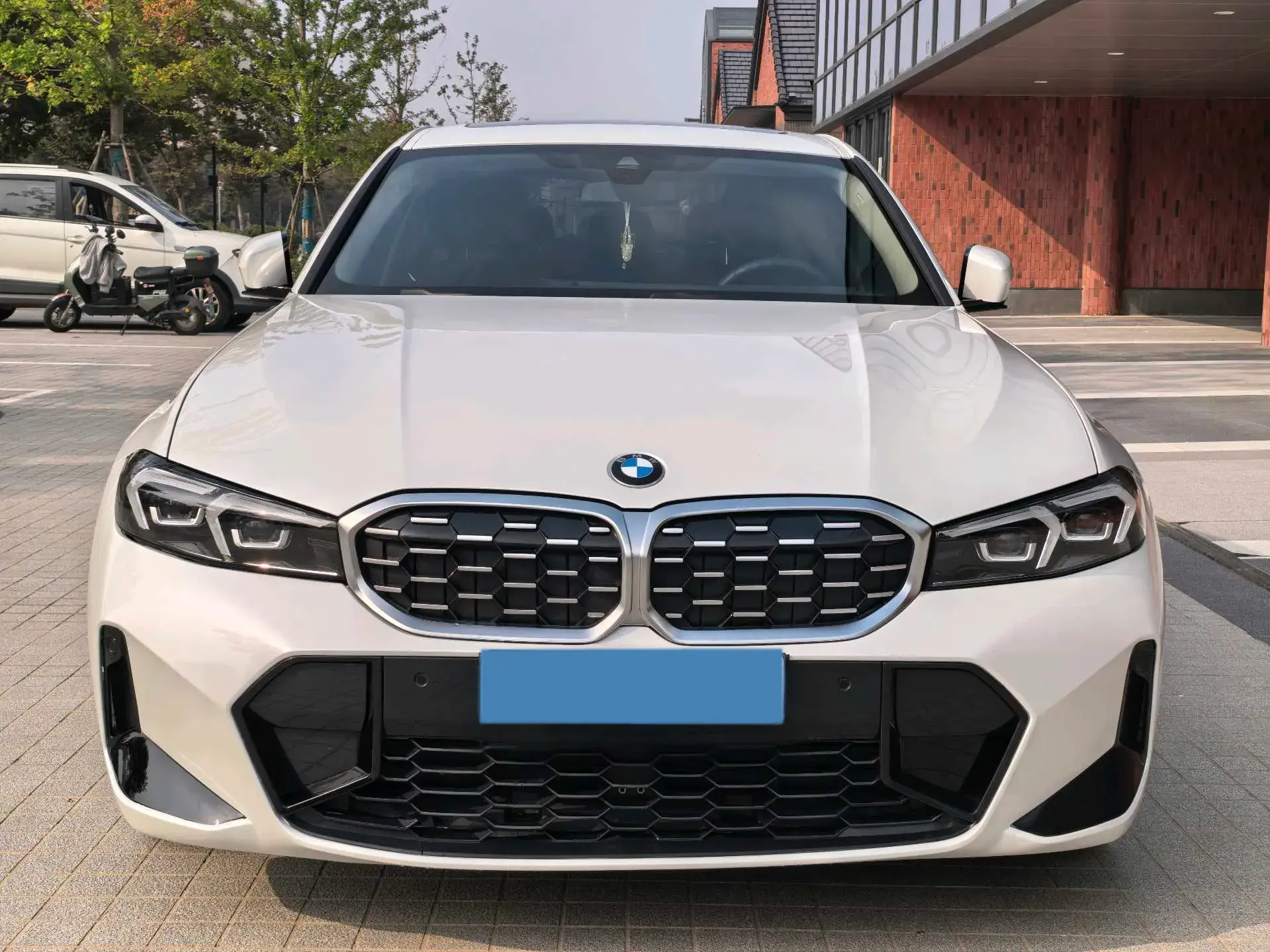 2024 BMW 3 thumbnail 2