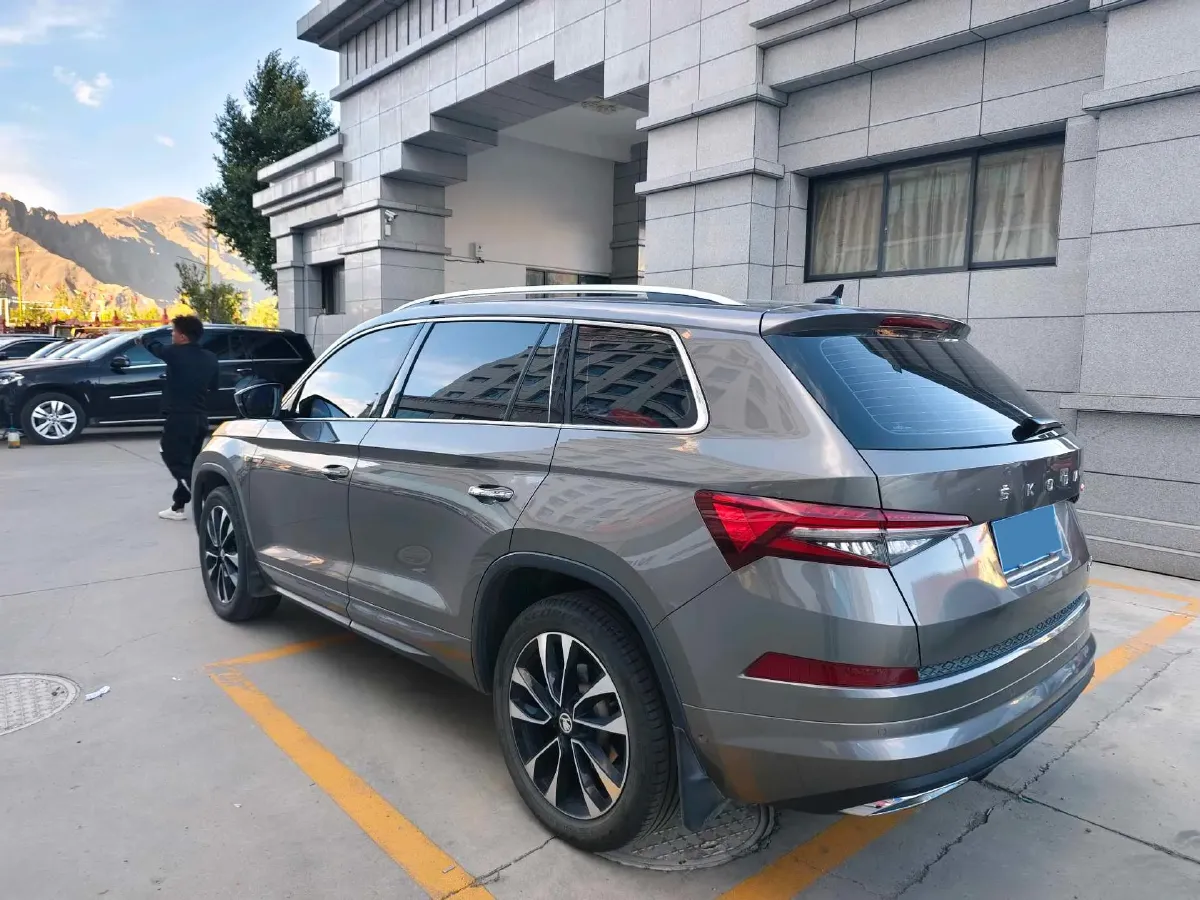 2022 Skoda Kodiak 2.0T 186HP L4 7DCT,autocango,china used car exporter,china ev exporter,chinese used car exporter,chinese used ev exporter