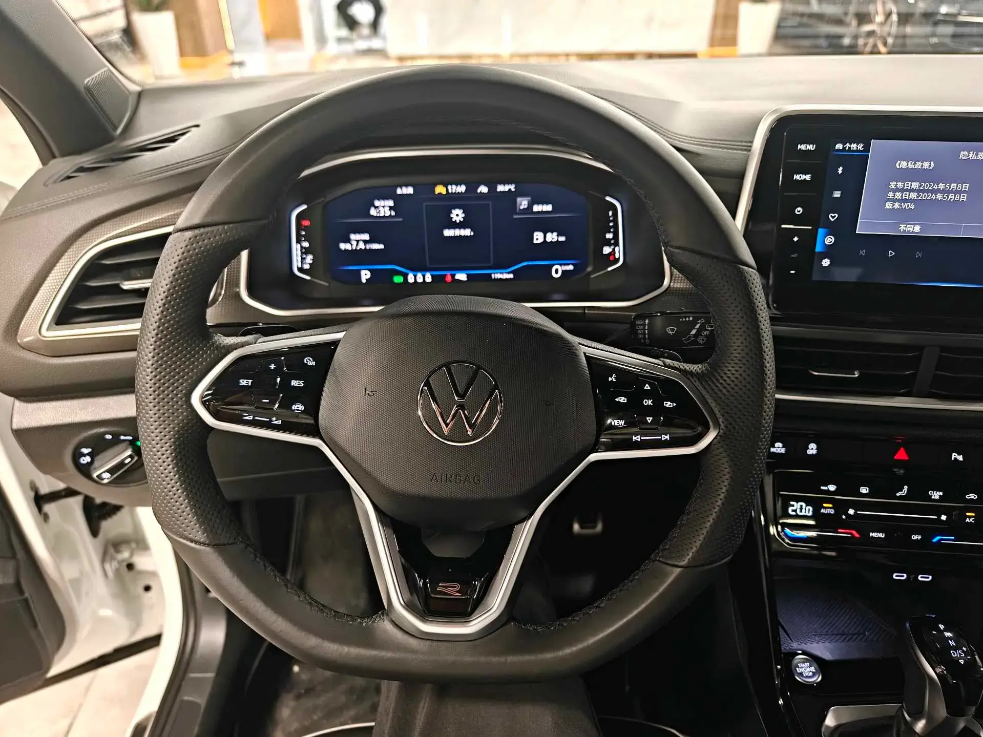 2024 VOLKSWAGEN T-ROC thumbnail 4