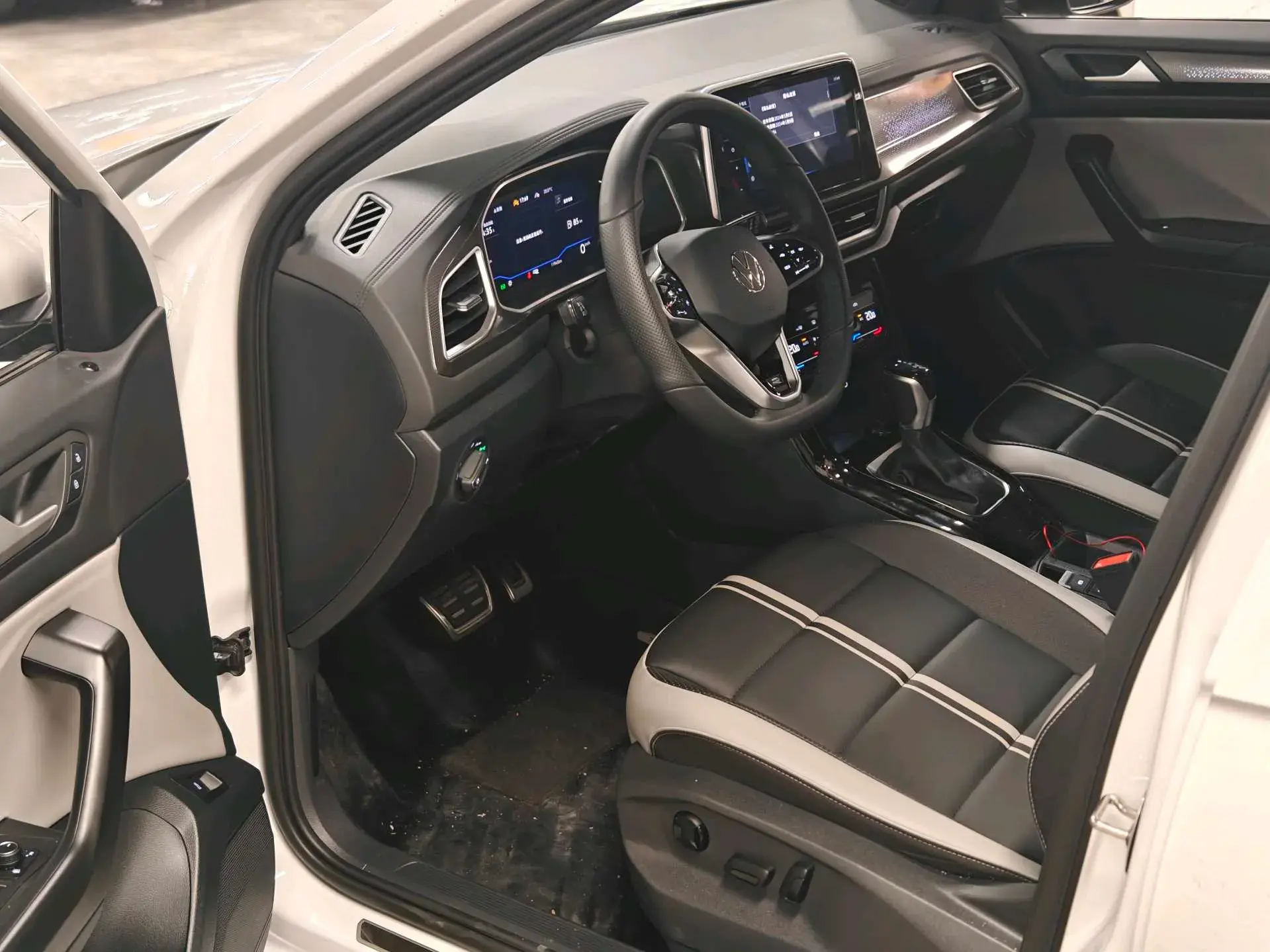 2024 VOLKSWAGEN T-ROC thumbnail 3