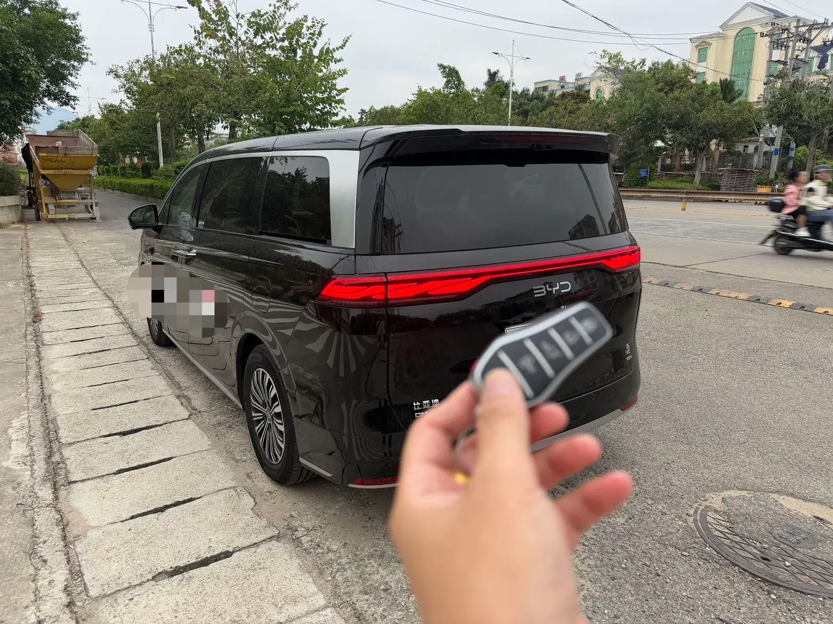 2025 BYD XIA thumbnail 4