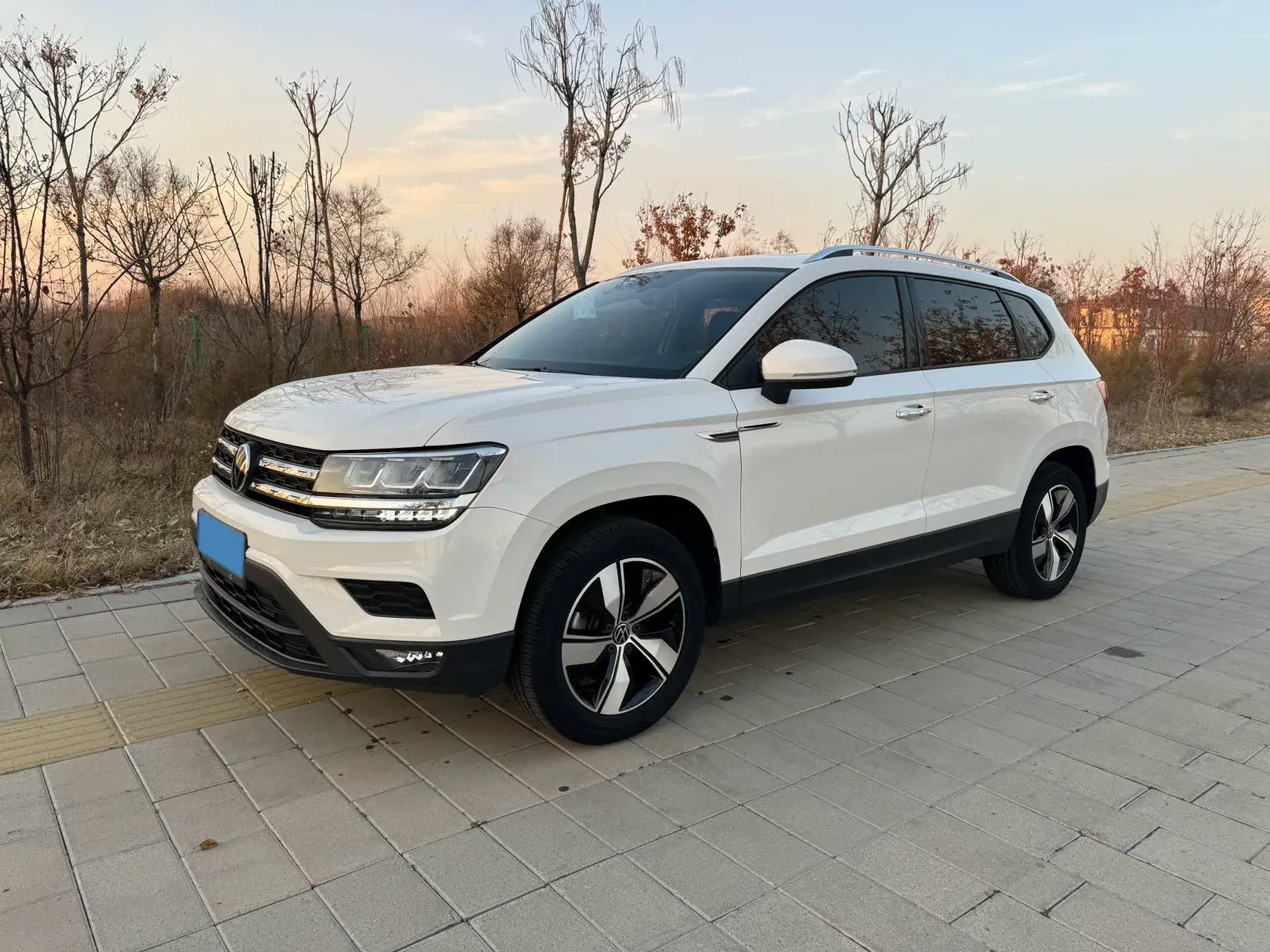 2021 VOLKSWAGEN THARU view 1