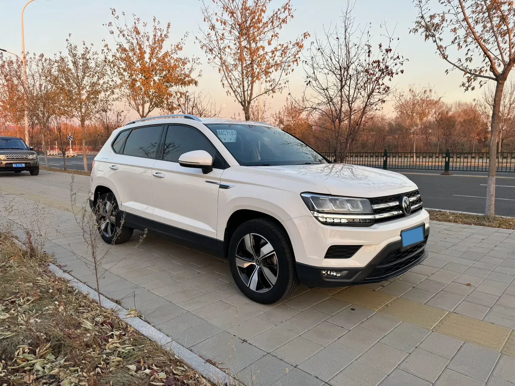 2021 VOLKSWAGEN THARU thumbnail 3